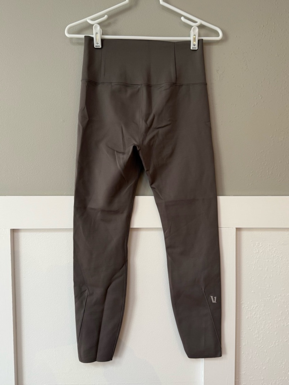 Vuori Evolve Legging in Smoke - Picture 5 of 9